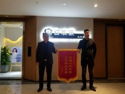 新思路裝飾怎么樣？業(yè)主送的錦旗就是答案！